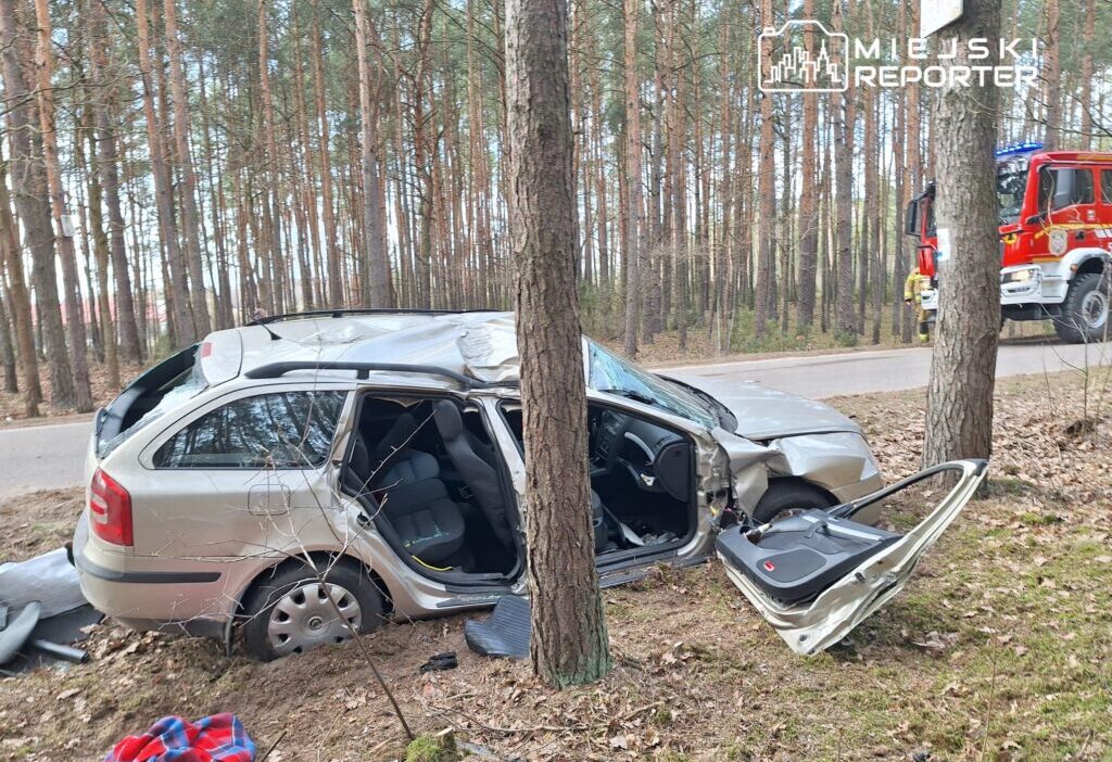 Polonya da skoda marka arac kazasi surucu kacti yolcu helikopterle hastaneye kaldirildi 57267
