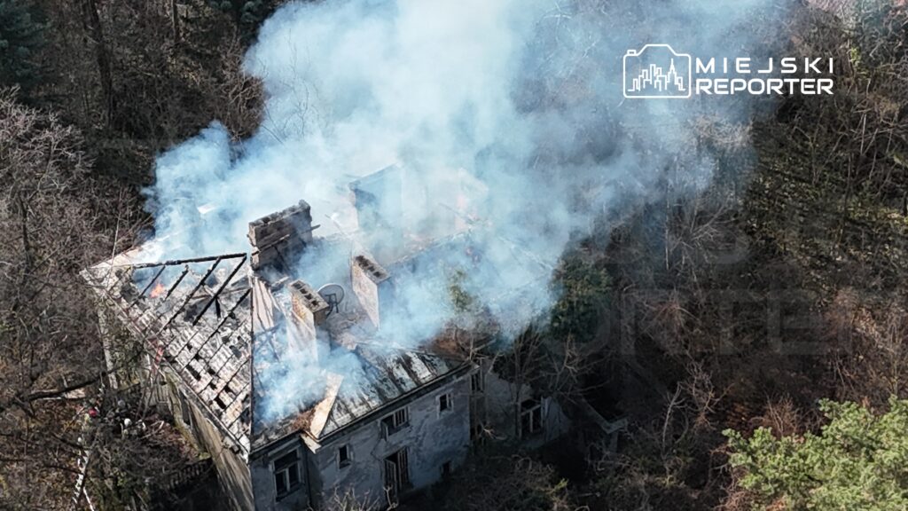 Polonya da terk edilmis bir binada yangin arama kurtarma calismalari devam ediyor 54028