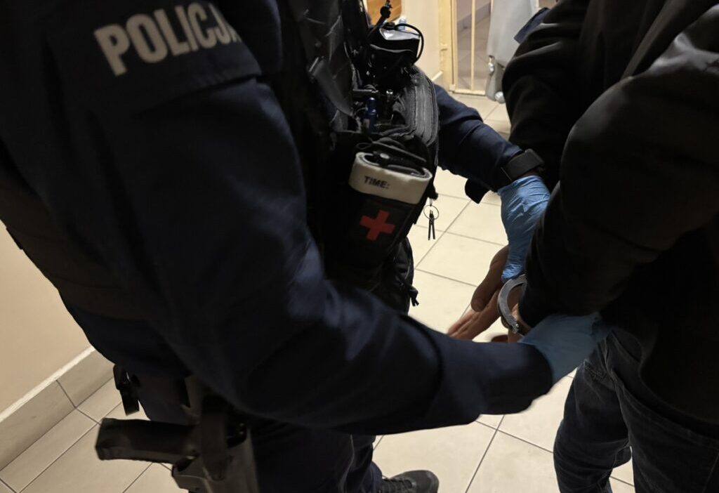 Polonya'da tunuslu şüpheli, hırsızlık ve yasa dışı i̇kamet suçlarından gözaltına alındı 1 Polonya da tunuslu supheli hirsizlik ve yasa disi i kamet suclarindan gozaltina alindi 56147