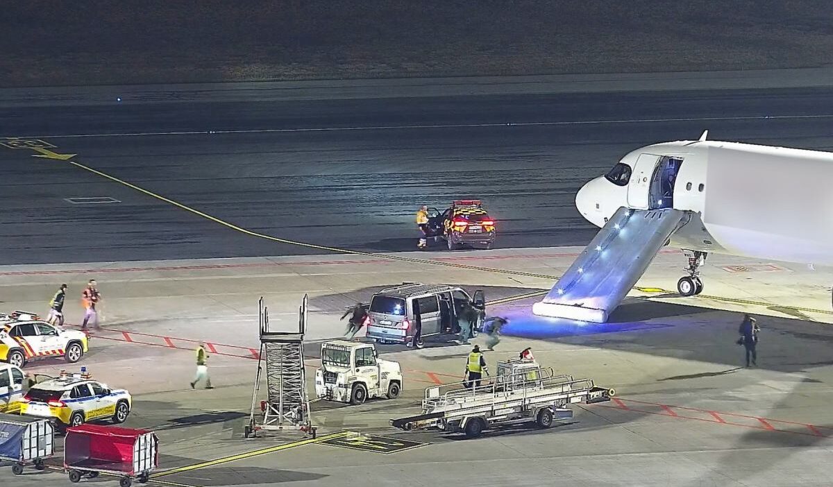 Polonya da ucakta kargasa i spanyol vatandas gorevlilere saldirdi ulkeden sinir disi edildi 51709