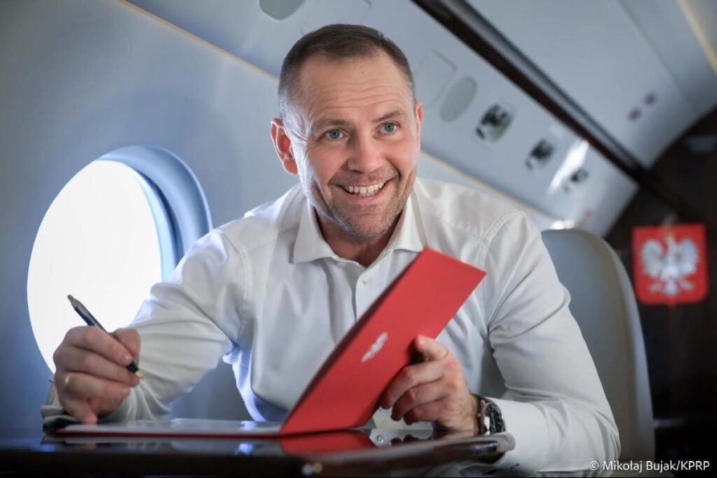 polonya da yakit fiyatlarini dusuren yasalar yururluge girdi cumhurbaskani nawrocki dallas ta 56293