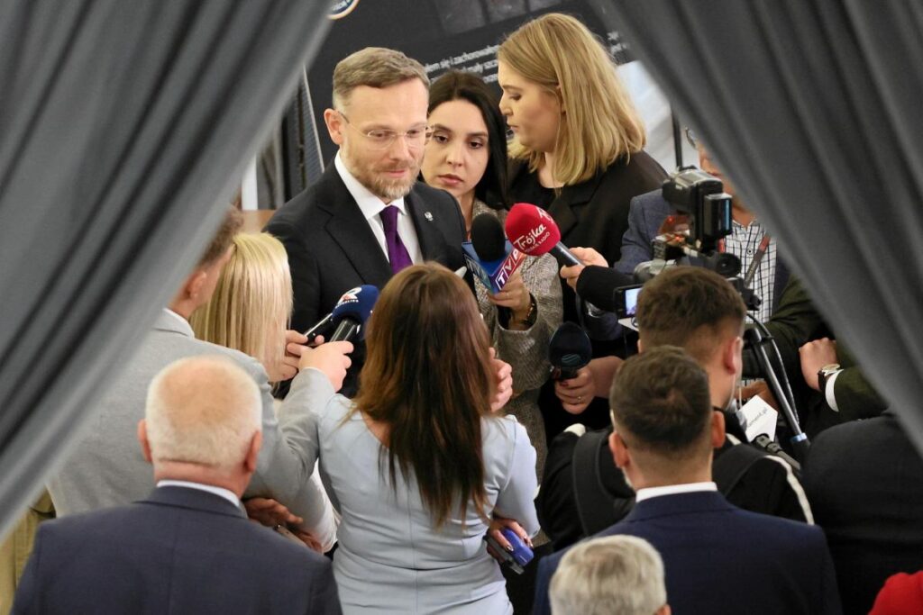 polonya da yakit fiyatlarini dusurme paketi yasalasti 56079