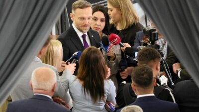 Polonya da yakit fiyatlarini dusurme paketi yasalasti 56079