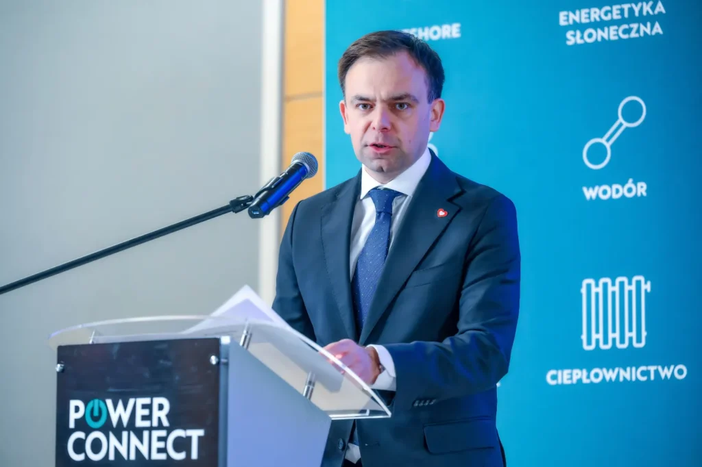 polonya da yakit vergisi i ndirimi ve enerji sirketleri uzerindeki olasi vergi uygulamalari degerlendiriliyor 55507