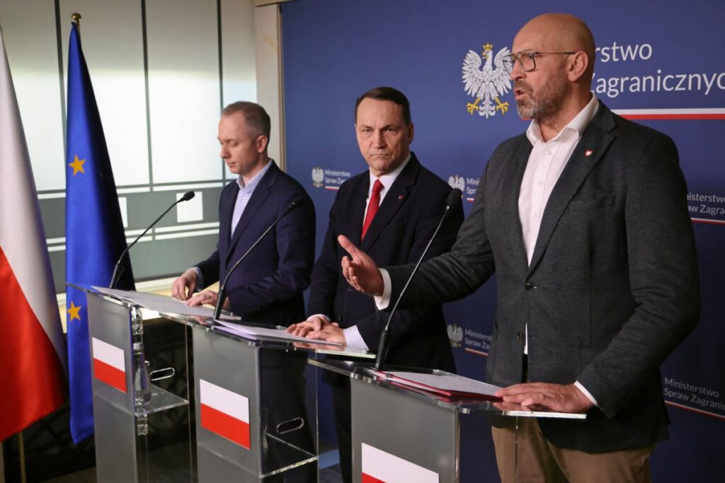 polonya orta dogu dan vatandaslarini tahliye etmek icin askeri ucaklari kullanmaya karar verdi 50900