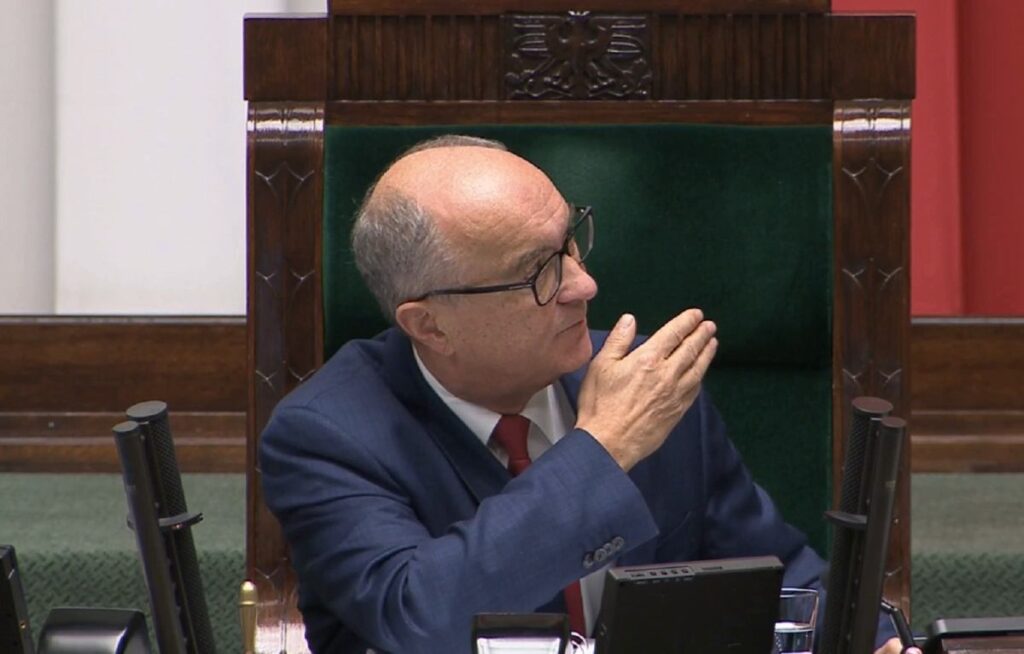 polonya parlamentosu nda adalet bakani na yayin yasagi ve ceza kanunu revizyonu oylamasi 56061