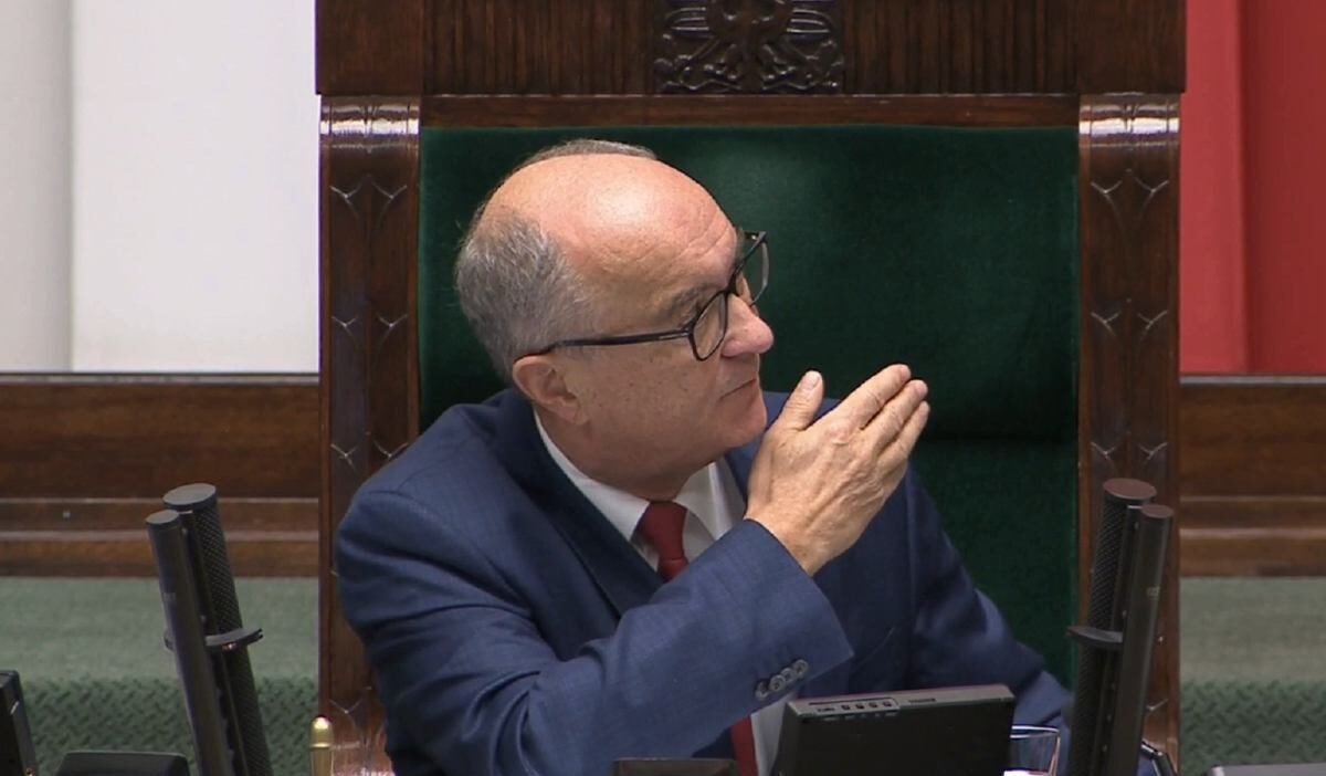 Polonya parlamentosu nda adalet bakani na yayin yasagi ve ceza kanunu revizyonu oylamasi 56061