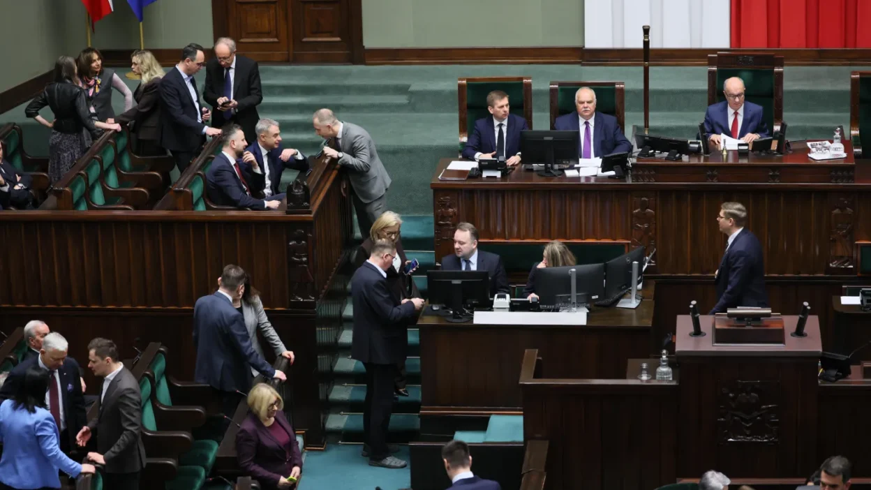 Polonya parlamentosu yakit fiyatlarini dusurdu suruculer hizlica farki gorecek 55949