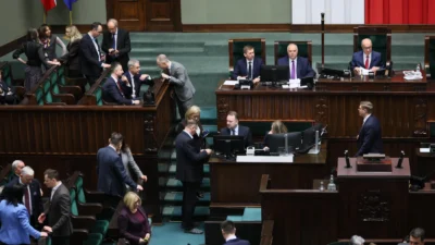 Polonya parlamentosu yakit fiyatlarini dusurdu suruculer hizlica farki gorecek 55949