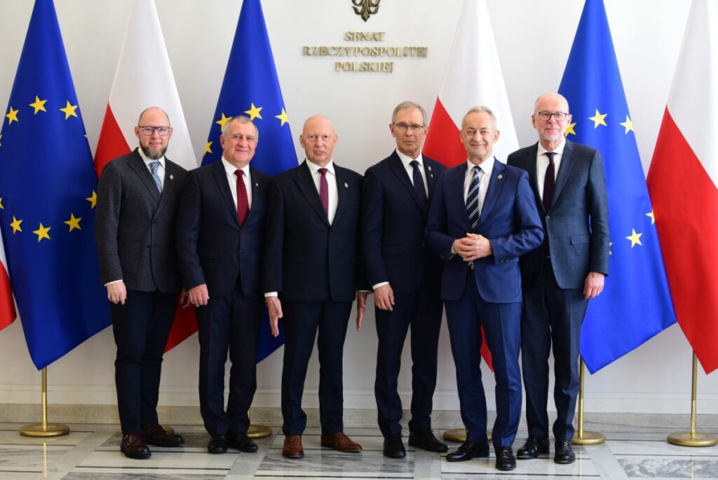 polonya senatosu nda yeni siyasi i ttifak arayislari 52543