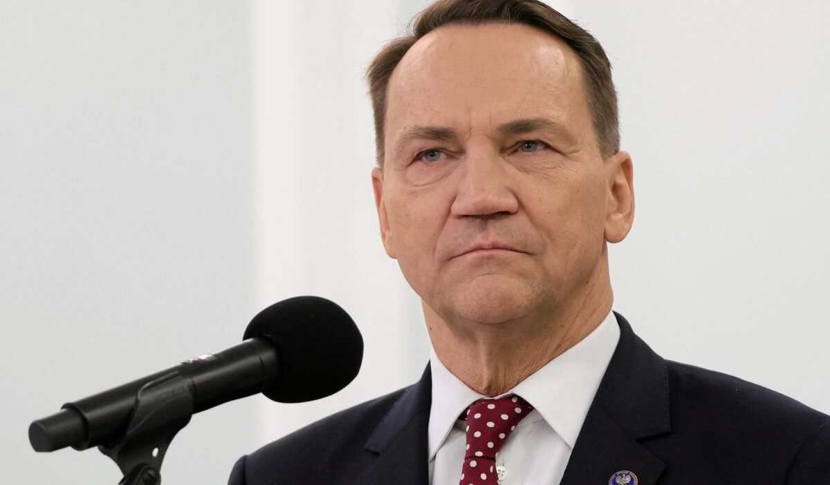 Polonya ve macaristan devlet baskanlari karsilikli ziyaretlerde bulustu sikorski den elestiri 54110