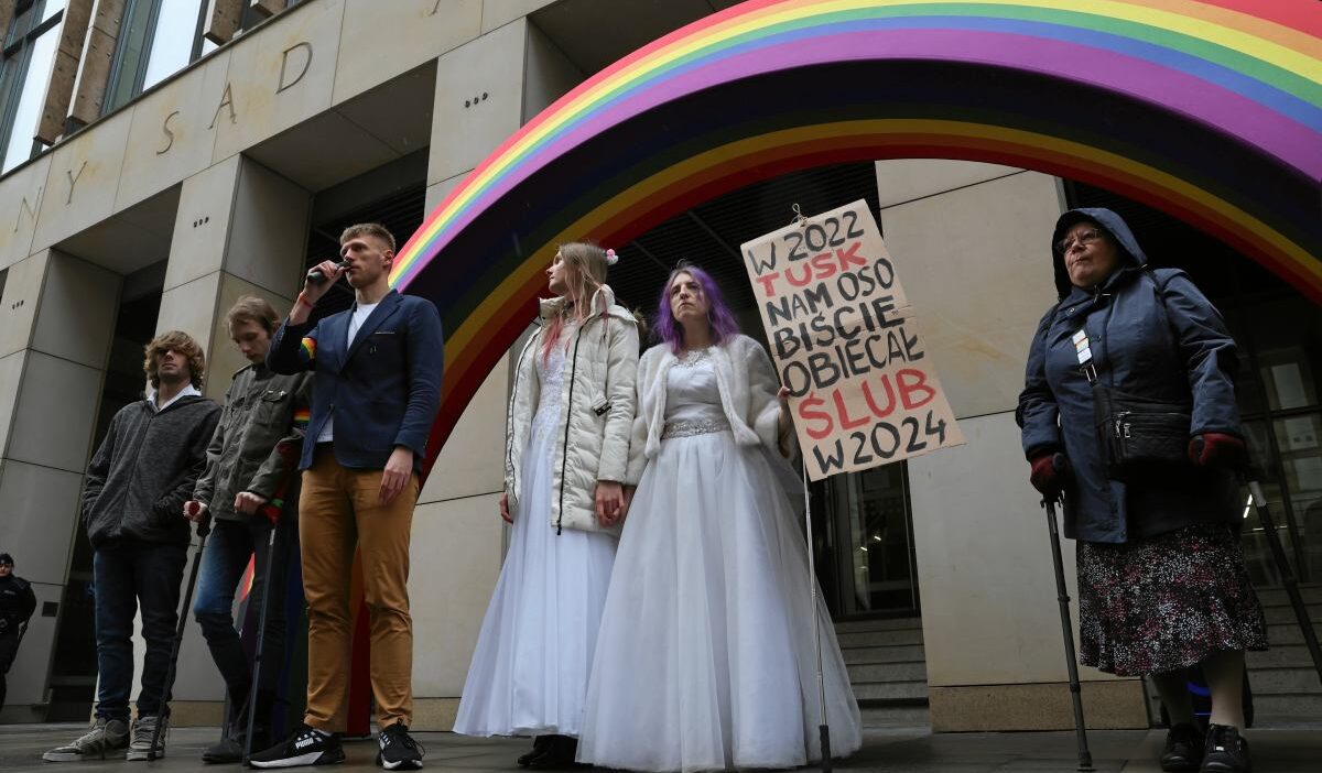 Polonya yüksek i̇dare mahkemesi’nden eşcinsel evliliklerin tanınması yönünde karar 1 Polonya yuksek i dare mahkemesi nden escinsel evliliklerin taninmasi yonunde karar 53289