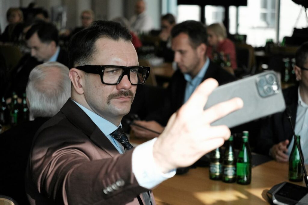 polonyali milletvekili mejza trafik cezalarina i liskin sorusturmada bagisikligini feragat etti 54744