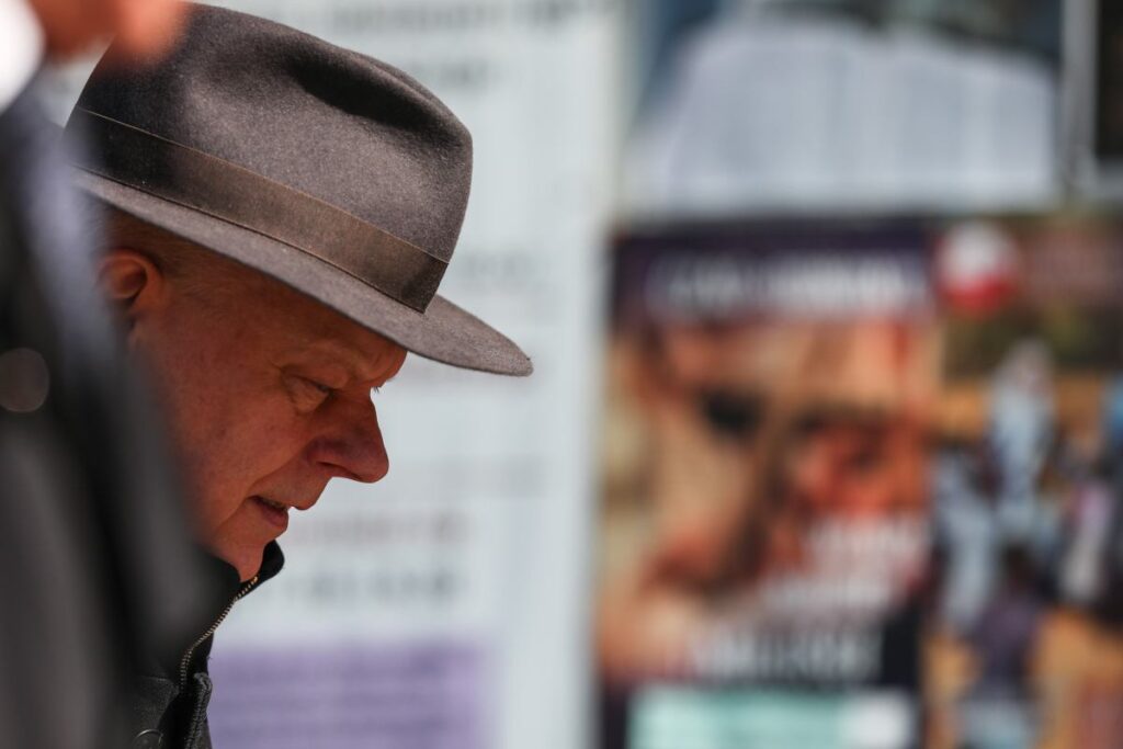 polonyali savci pis milletvekili ozdoba hakkinda sikayette bulundu tehdit i ddiasi 52172