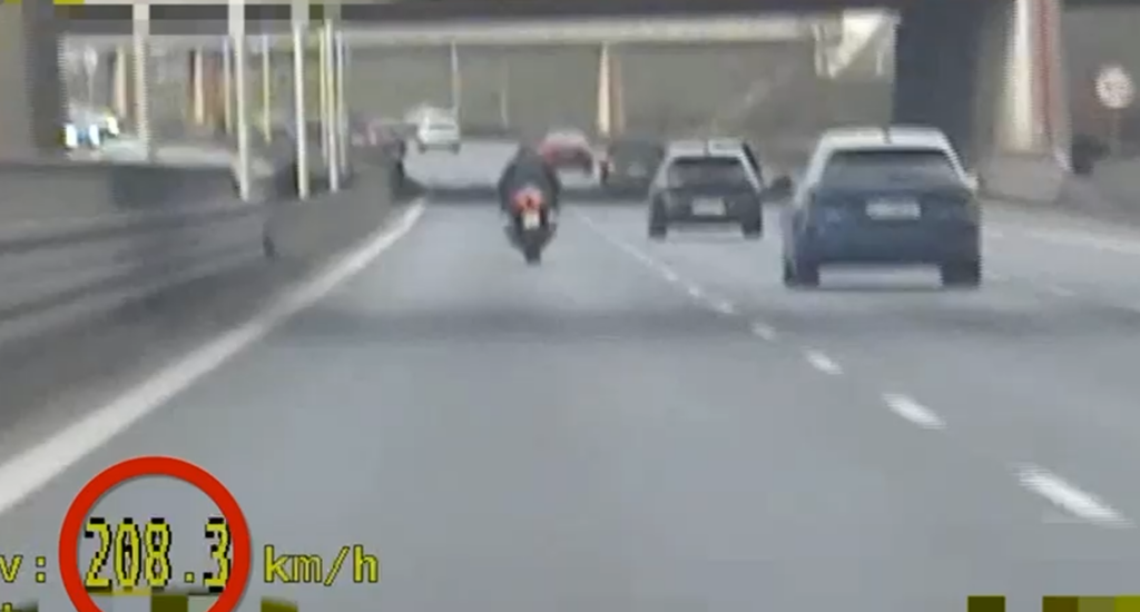 Pruszków'da motosiklet sürücüsü aşırı hız yaptı, yasal i̇şlem başlatıldı 1 Pruszk w da motosiklet surucusu asiri hiz yapti yasal i slem baslatildi 55940