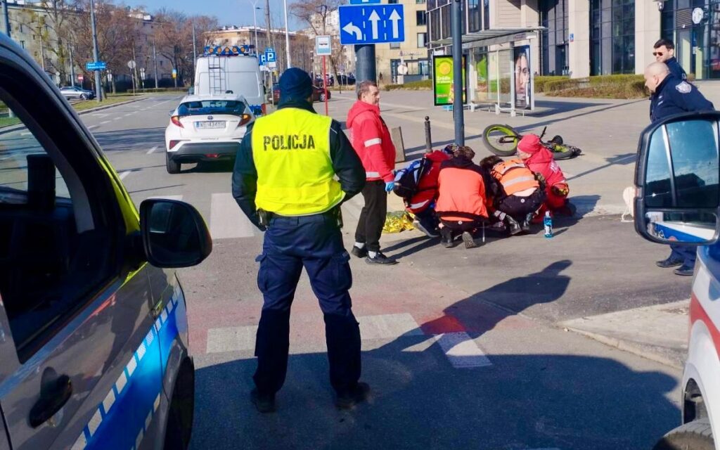 R dmie cie de bisikletliyle otomobil carpisti polis ekiplerinin hizli mudahalesi 54080