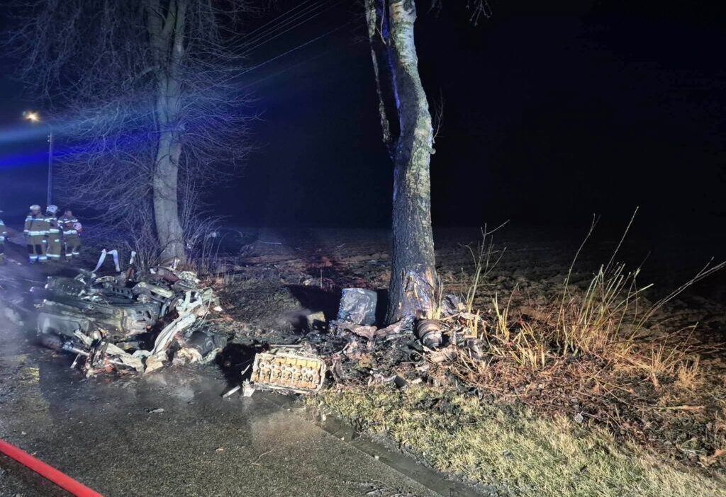 Siedlce de bmw ile kaza 32 yasinda surucu hayatini kaybetti 51021