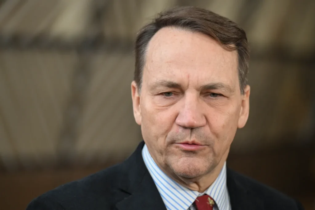 sikorski ab hurmuz bogazi ndaki gerginligi azaltmak i cin abd ile diyalog kurabilir 51805