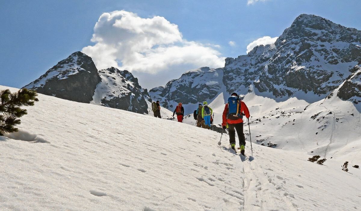 Tatra milli parki yogun kar yagisi ve cig riski nedeniyle turistlere kapatildi 57233