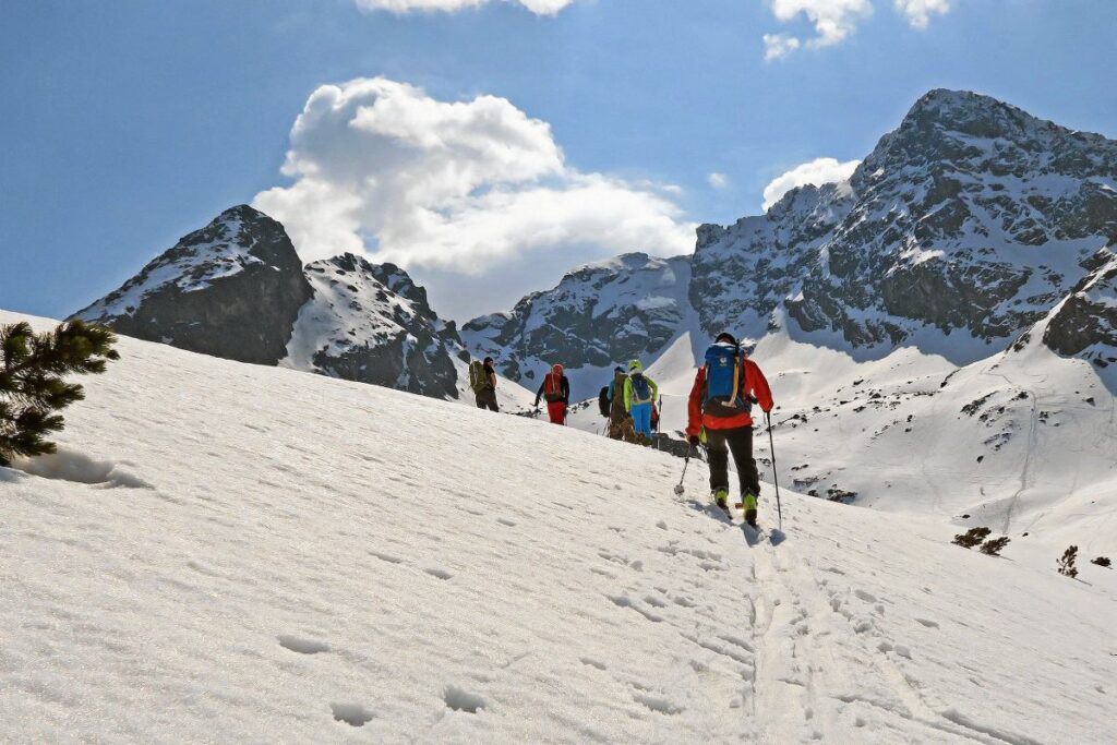tatra milli parki yogun kar yagisi ve cig tehlikesi nedeniyle turistlere kapatildi 57264