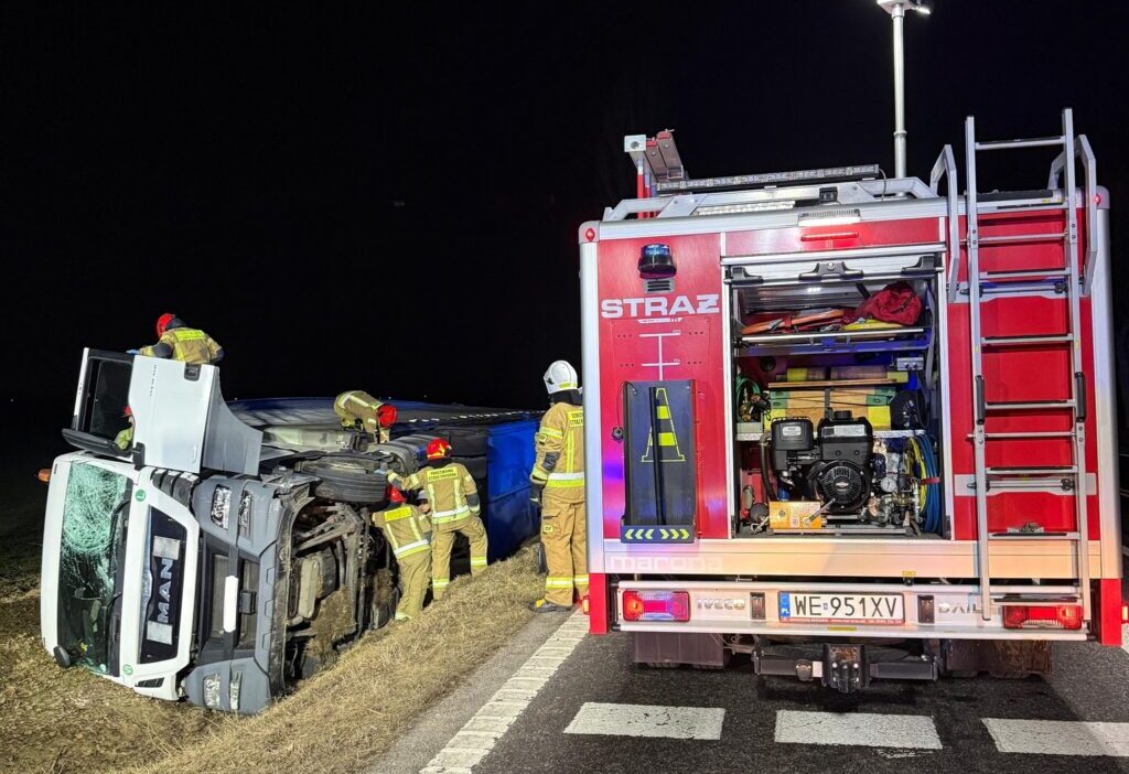 Tır yan yattı, wyszków karayolunda trafik tek şeritten veriliyor 1 Tir yan yatti wyszk w karayolunda trafik tek seritten veriliyor 50590