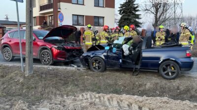 Umiastowska caddesi'nde i̇ki otomobil baş başa çarpıştı: bir kişi hastaneye sevk edildi 2 Umiastowska caddesi nde i ki otomobil bas basa carpisti bir kisi hastaneye sevk edildi 51001