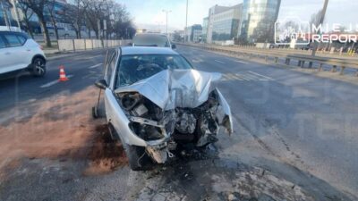 Varsova da alkollu surucu bariyerlere carpti kurtarma operasyonu gerceklestirildi 53705