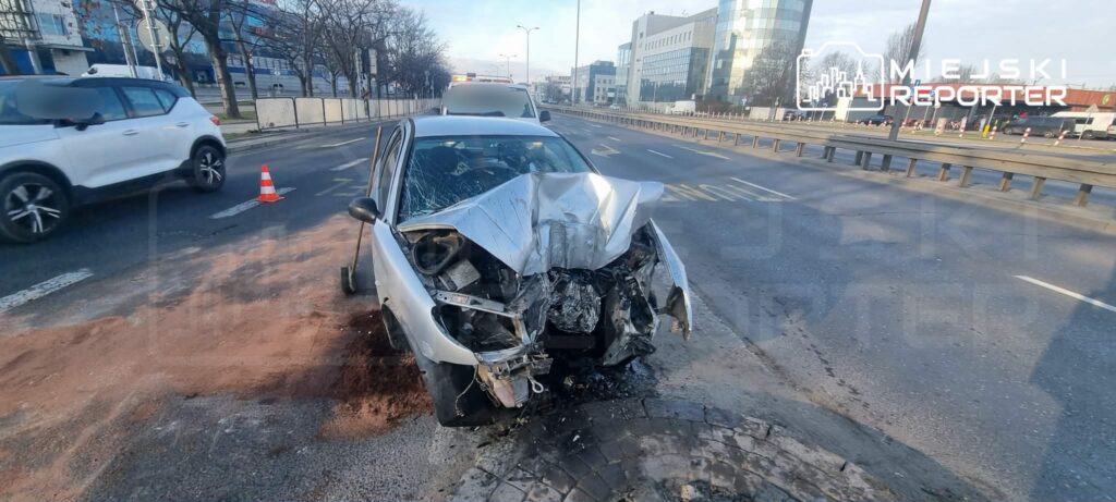 Varsova da alkollu surucu bariyerlere carpti kurtarma operasyonu gerceklestirildi 53705