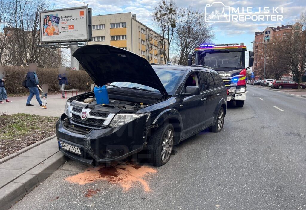 Varşova'da alkollü sürücü otobüs durağına çarptı 1 Varsova da alkollu surucu otobus duragina carpti 54185