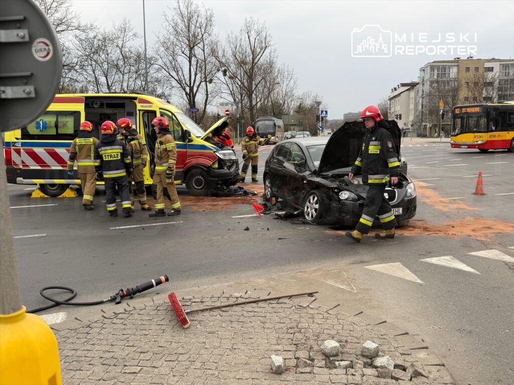 varsova da ambulans ve otomobil carpisti bir yarali ve trafik yogunlugu 52149