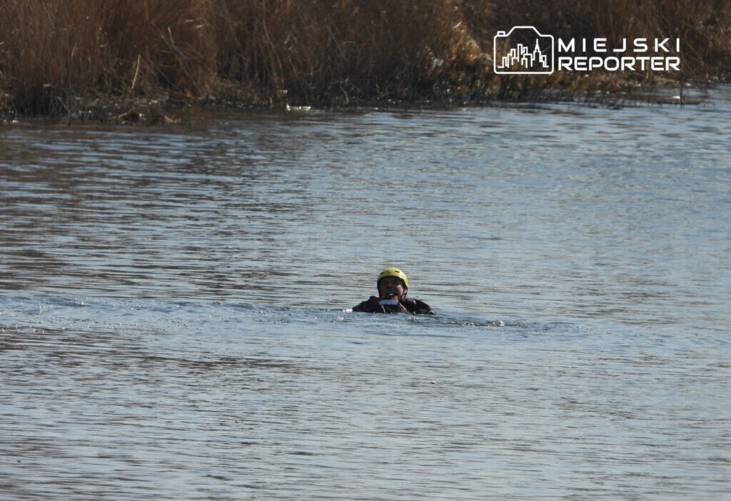 Varşova'da balık tutarken kanala düşen adam kurtarıldı 1 Varsova da balik tutarken kanala dusen adam kurtarildi 54401