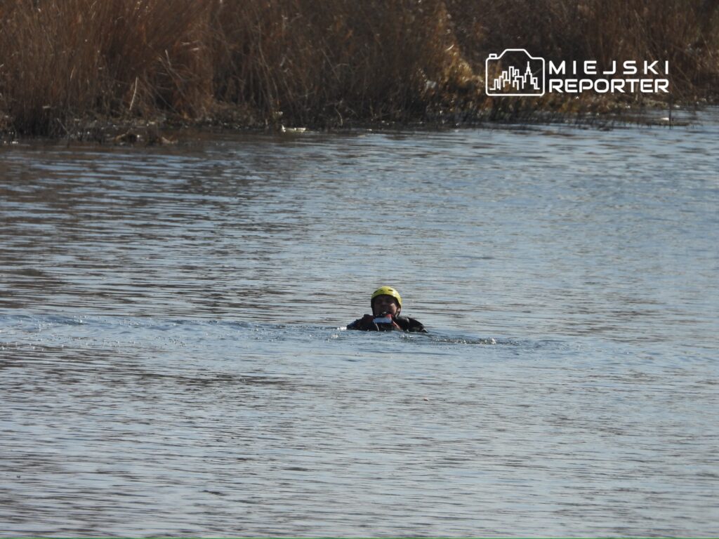 varsova da balik tutarken kanala dusen adam kurtarildi 54401