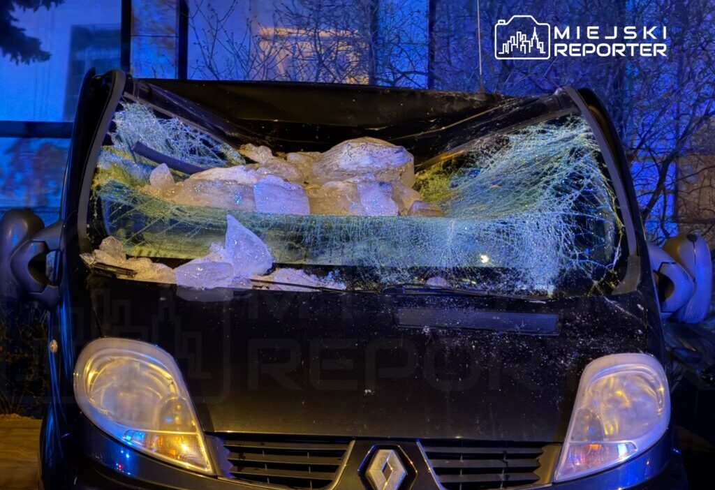 Varşova'da bina güzeyinden düşen büyük buz kütlesiyle tehlikeli olay 1 Varsova da bina guzeyinden dusen buyuk buz kutlesiyle tehlikeli olay 50493