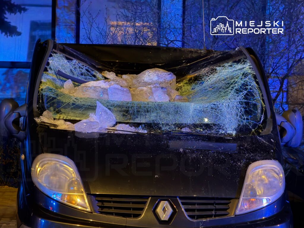 varsova da bina guzeyinden dusen buyuk buz kutlesiyle tehlikeli olay 50493