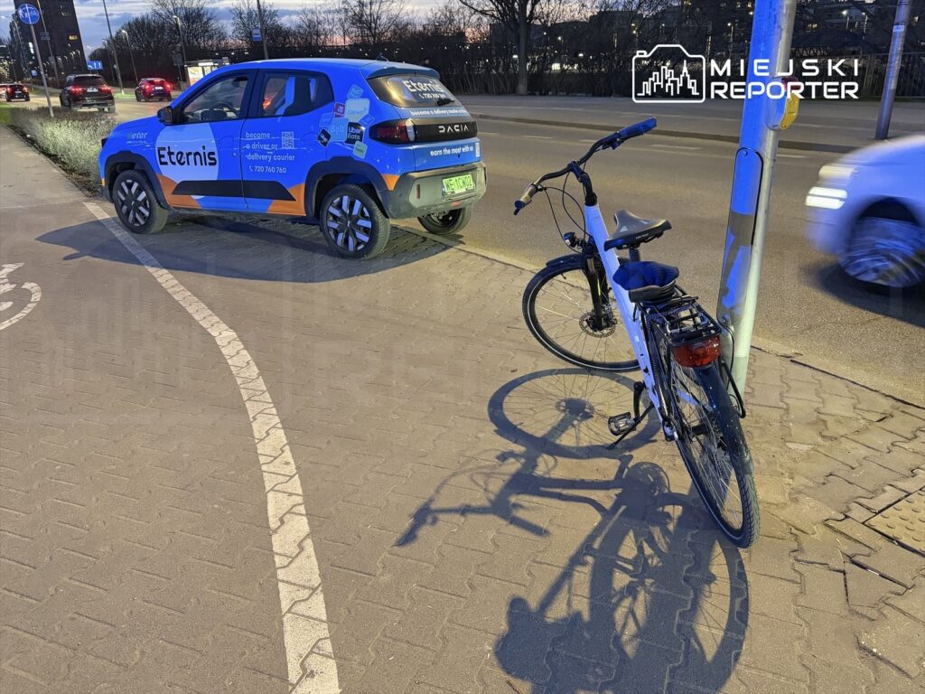 varsova da bisikletli ile otomobil carpisti yarali hastaneye kaldirildi 57410