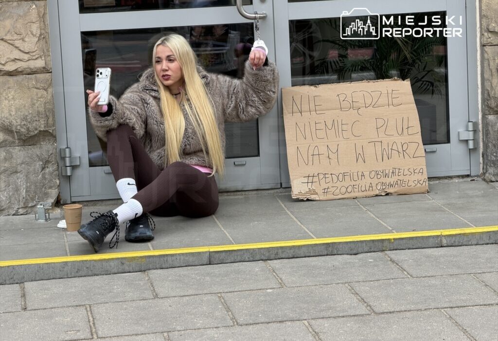 Varşova'da eylem: schreiber, koalisyon bürosu önünde kendini kelepçeledi 1 Varsova da eylem schreiber koalisyon burosu onunde kendini kelepceledi 55639