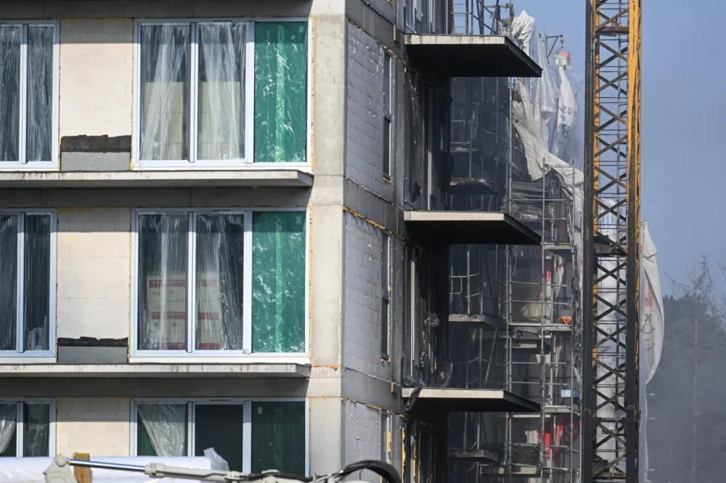 varsova da i nsaat halindeki binada yangin bir i sci hastaneye kaldirildi 52619