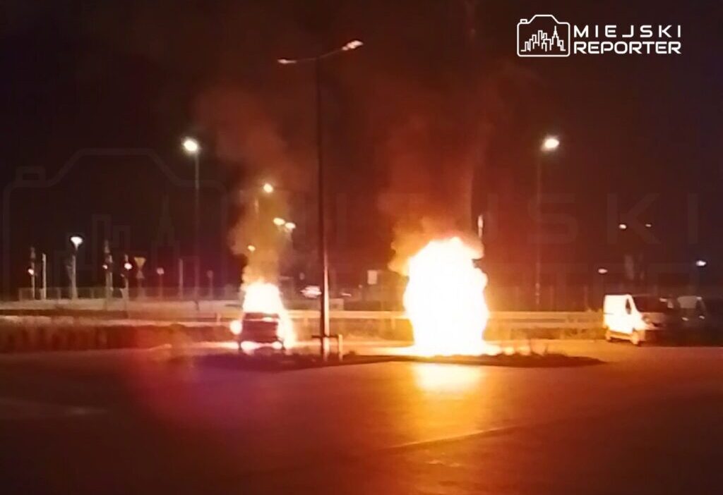 Varsova da lidl otoparkinda arac yangini i ki arac kundaklandi 54485