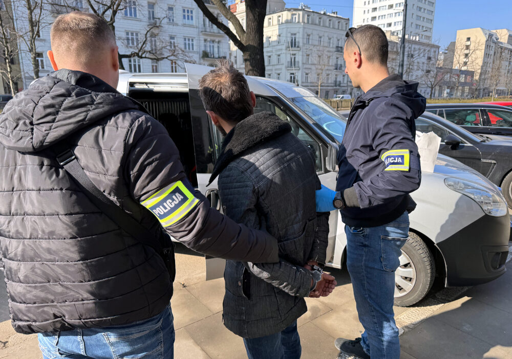 Varsova da operasyon 18 kisi gozaltina alindi kacak gocmen ve suclulara yonelik baskin 53358