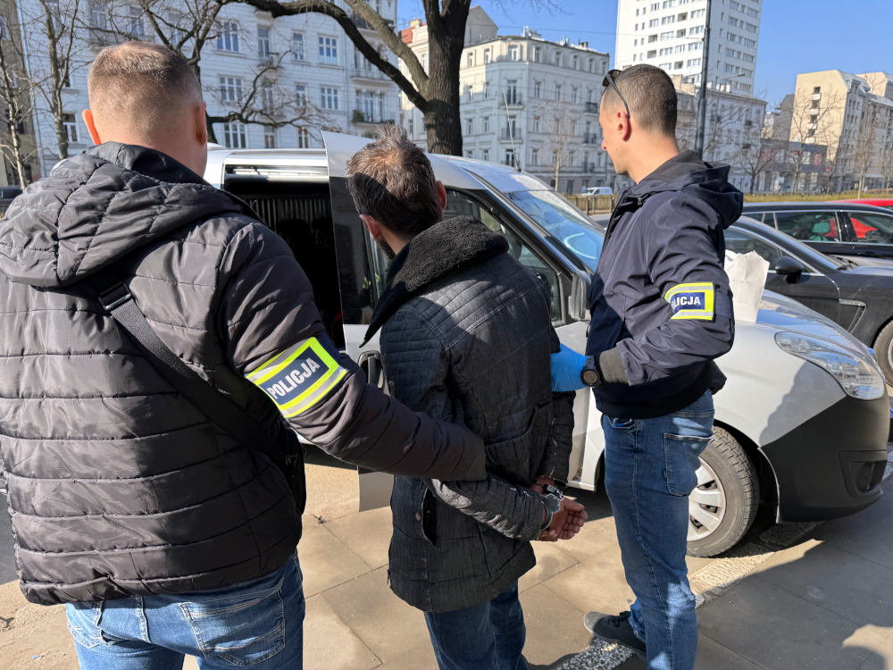 varsova da operasyon 18 kisi gozaltina alindi kacak gocmen ve suclulara yonelik baskin 53358