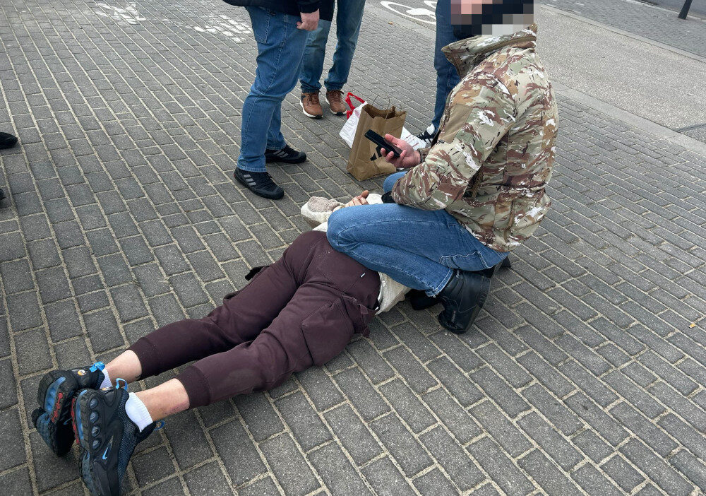 Varsova da otobus duraginda yasanan dolandiricilik girisimi polisin hizli mudahalesiyle sonuclandi 57136