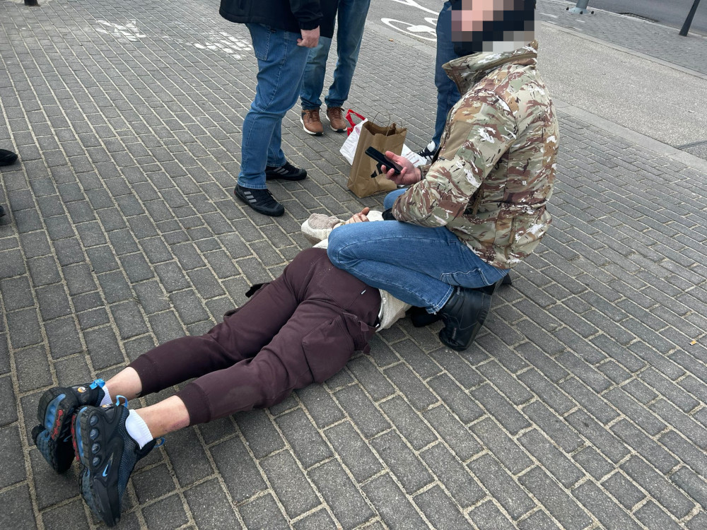 varsova da otobus duraginda yasanan dolandiricilik girisimi polisin hizli mudahalesiyle sonuclandi 57136