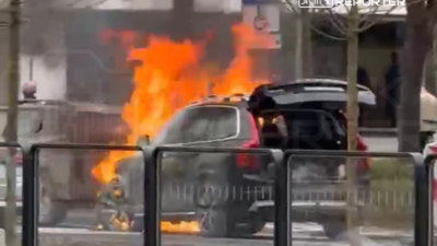 Varşova'da park halindeki i̇ki araçta yangın 3 Varsova da park halindeki i ki aracta yangin 55937