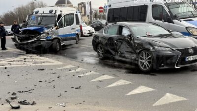 Varsova da polis araci ve lexus birlikte kaza yapti i ki polis memuru yaralandi 55709