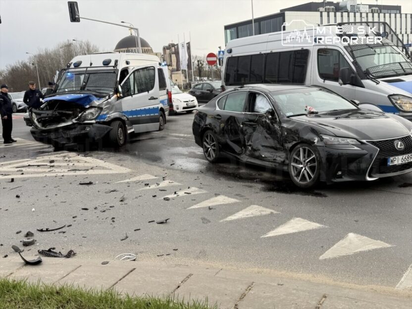 Varsova da polis araci ve lexus birlikte kaza yapti i ki polis memuru yaralandi 55709