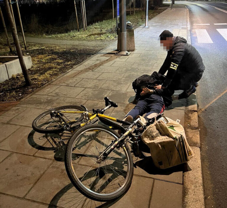 Varsova da seri otomobil hirsizi yakalandi tekrar suc i slerken tutuklandi 55487