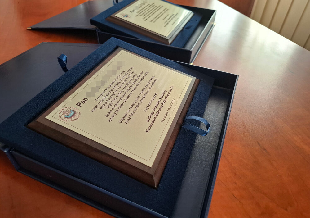 Varşova'da şüpheliyi yakalayan vatandaşlara polis teşekkürü 1 Varsova da supheliyi yakalayan vatandaslara polis tesekkuru 55160