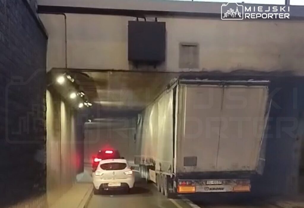 Varsova da tir kazasi trafigi felc etti surucu kacti 52416