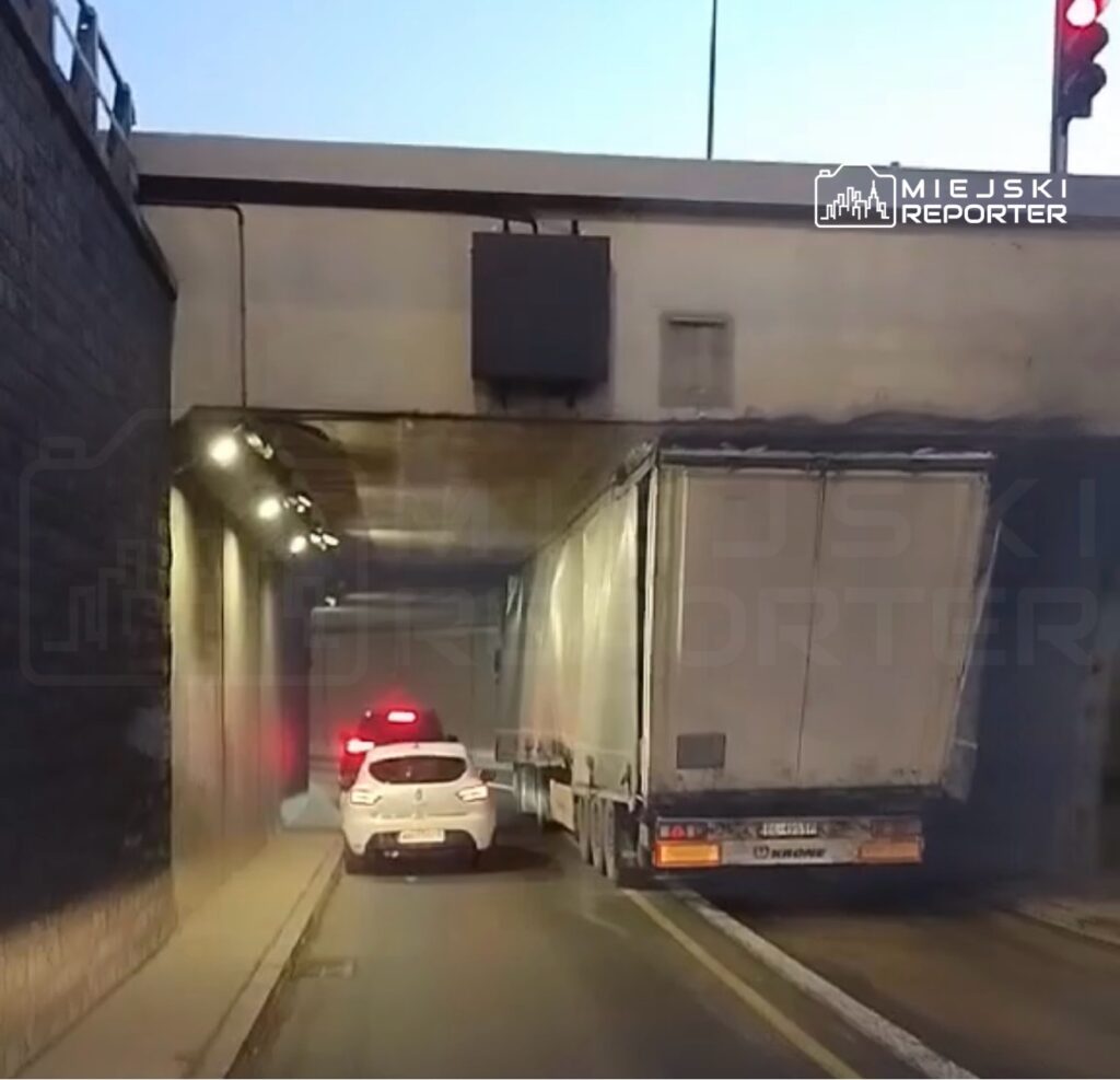 varsova da tir kazasi trafigi felc etti surucu kacti 52416