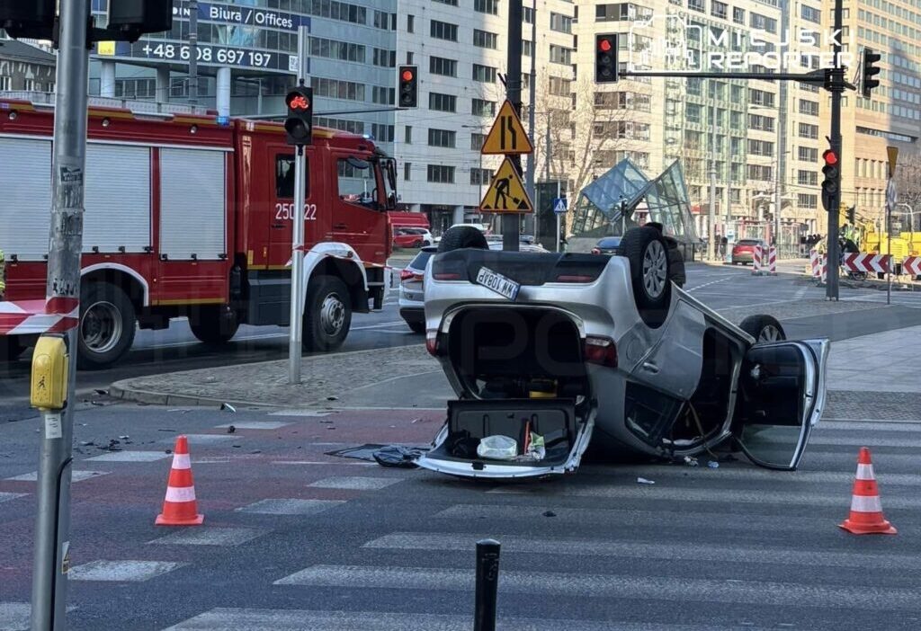 Varsova da trafik kazasi bir arac takla atti surucu hastaneye kaldirildi 52874